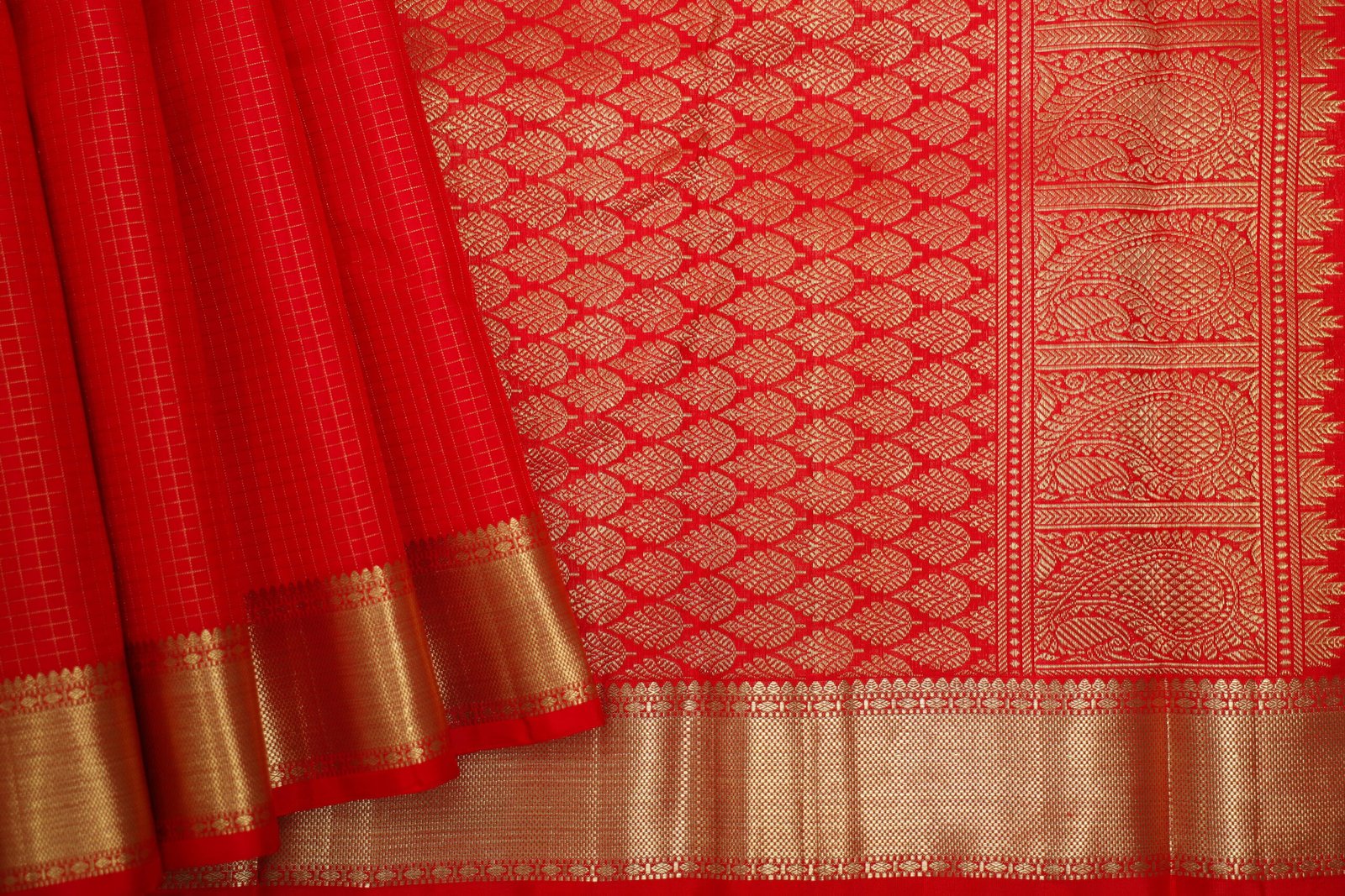 Tomato Red Kanchipuram Silk Saree – Ketti Gold Border with Zari Checks (Kattam) - Image 2
