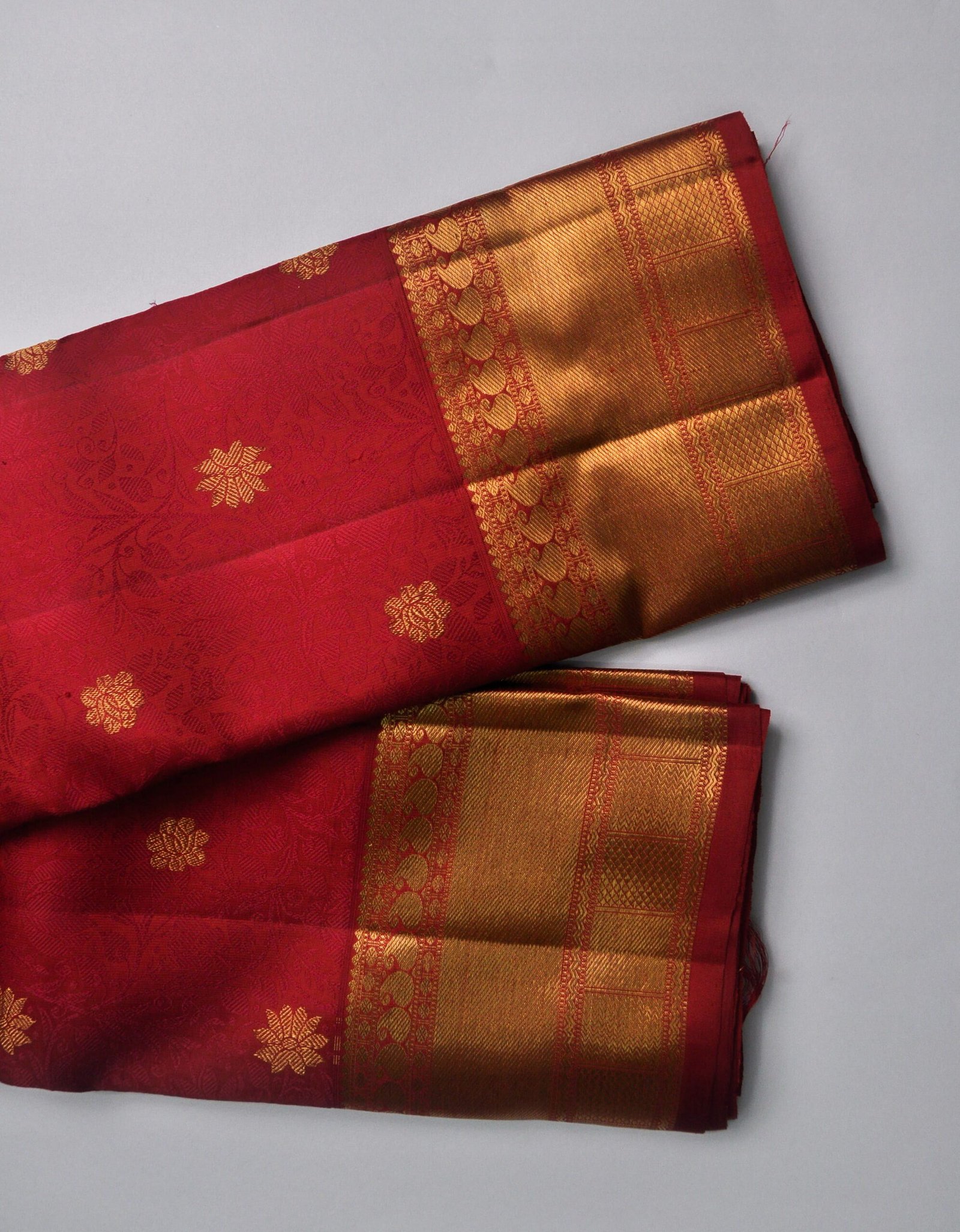 Pure Red Kanchipuram Silk Saree – Samudrika Design with Zari Puttahs - Image 2