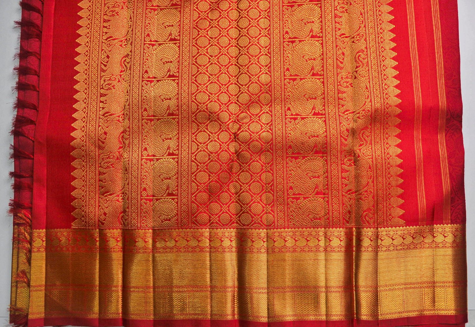 Pure Red Kanchipuram Silk Saree – Samudrika Design with Zari Puttahs - Image 3