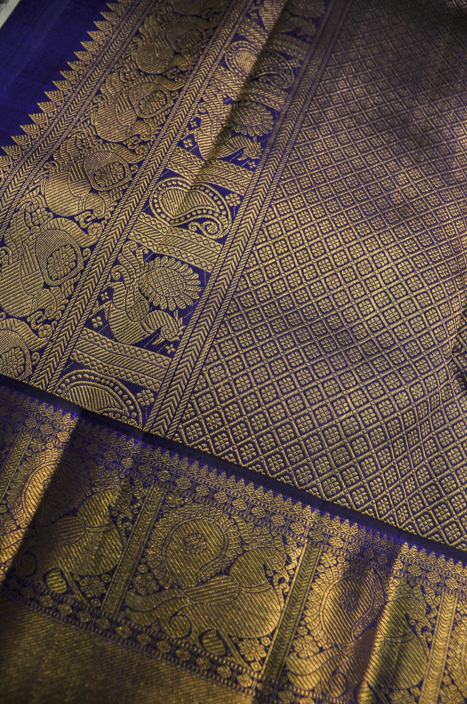Off-White Kanchipuram Silk Saree – Zari Puttahs with Navy Blue Blouse - Image 3